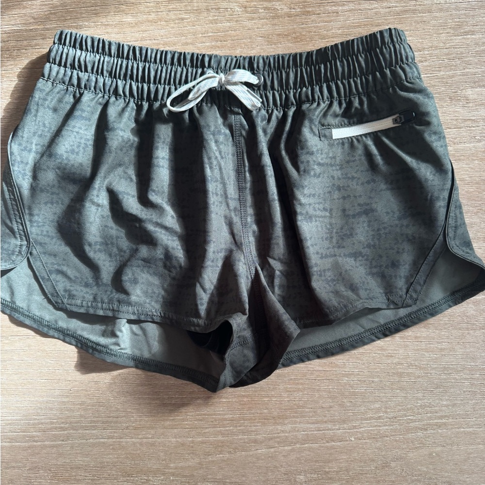 Vuori Women's Athletic Shorts - Black and green pattern Sz Small